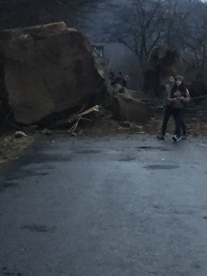 На Закарпатті обвалилася частина скелі над дорогою до гірського села /ФОТО