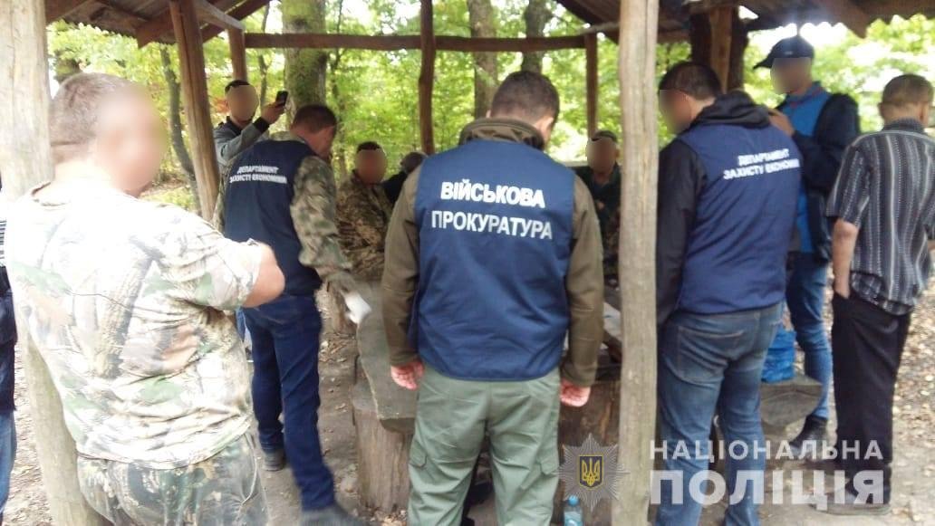 Спійманому на хабарі закарпатському службовцю лісгоспу повідомлено про підозру